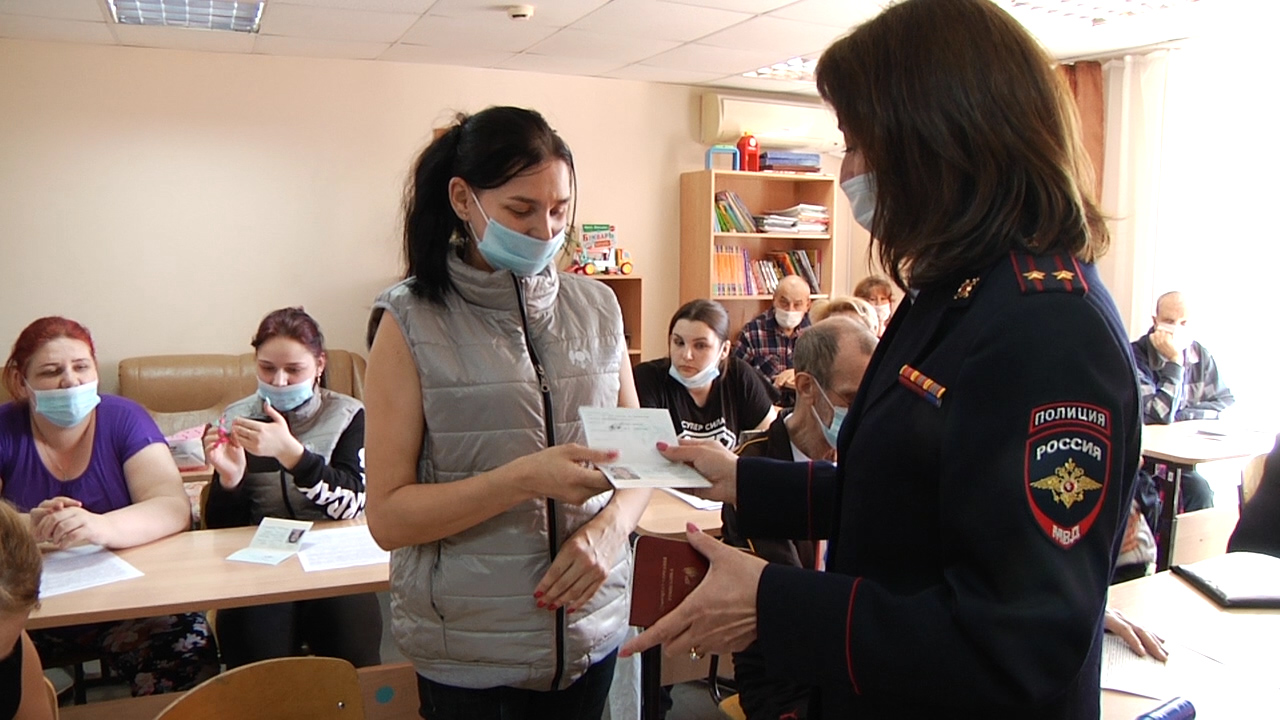 Беженцам из Донбасса вручили свидетельства о предоставлении убежища