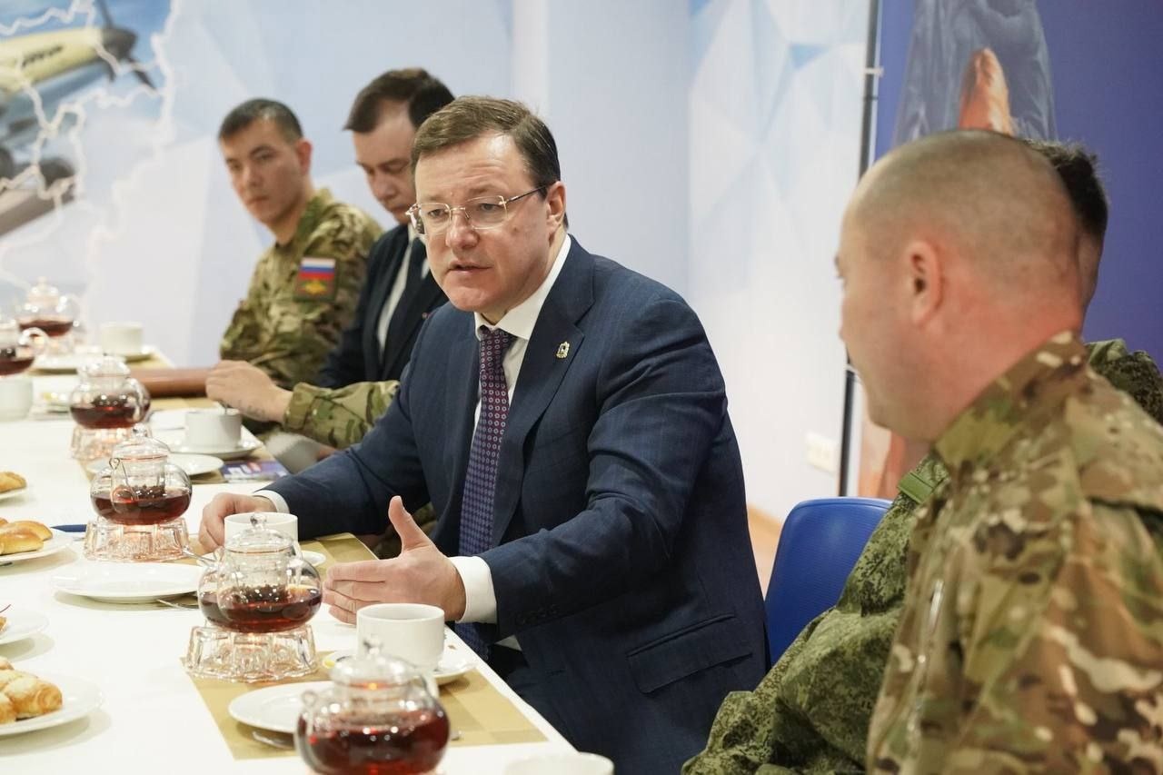 Губернатор Дмитрий Азаров сегодня встретился с бойцами СВО, освобождавшими Авдеевку