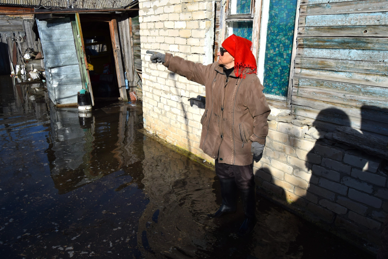 Вода била из-под земли 