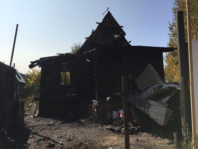 Неизвестные сожгли дом многодетной семьи в Самарской области